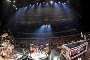SAKI Instagram - 初めての武道館公演が終わりました！
ここまで連れて来てくれて、本当にありがとう。
何回も言っておりますが、ただただ皆さんのおかげです。

小学校からの同級生、大学の同期や中高の先生も来てくれたし、
本当に沢山の友達が来てくれました。
これまで招待とかしたことがなかったんだけど、
皆が来てくれて嬉しかったなあ。

会場がどこだろうが全力を尽くすのは当たり前だけど、
武道館はやっぱり特別な場所だなと感じました。
また立ちたいです😊

今回はサウンドシステムも見直したし、
計算したらどえらいお金になったけど笑、
それを超えて自分への良い投資になったと感じています。
もっともっと色んな音や良い音を出せるように頑張ります！

そしてこれからも周りの方への感謝を忘れずに頑張って行きたいな。

あと、どうしても今回のライヴに関して一つ書きたいことがありまして...
今回の衣装スタッフの皆様には大変申し訳ない話ですが、
何回か修正して頂いた上でも、
ご用意頂いた衣装と当初のデザインではどうしても演奏することが叶わず、
これまでお世話になっていた大渕さんに、
元々の衣装で使われていた生地を活かしながら、
急遽全て作り直して頂きました。
依頼から3日間ほど寝る間も惜しんで作業して頂き、
当日もパーツを買いに行って頂き本当に感謝しております。
この衣装はライヴ当日の6時に出来上がったんです。

衣装チームの皆さんもギリギリまで頑張ってくださった上で、
最終的に大渕さんが完成形にしてくださいました。

もちろん衣装のことだけではなく、
沢山の方が裏で頑張ってくださったからこその公演でした。

本当に今回携わってくださった皆様に心から感謝してます！！

ソロも発表出来たしこの後も頑張るよんー。

photos by @yasumasahanda_works 

#nemophila_band