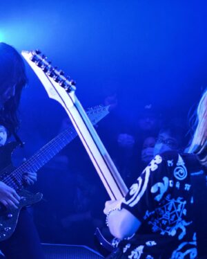 SAKI Instagram - 2023/11/11 at 新潟NEXS
おしくらまんじゅうツアー2日目

今更振り返りシリーズ

ここは柵が緩めになっているので、
途中で圧縮控えめにして欲しい旨お願いさせて貰ったけど、
皆さんばっちり対応してくださって助かりました🙏
女性やお子さんが多い印象あるな！

それから盛り上がる印象強い〜。
これまで新潟ってあまり行けなかったけど、
必ずツアーに入れて欲しいなと思ってます。

秋山さんから過去一のお墨付き頂いた曲があったなあ。
またお墨付き貰わないとな🙏

(photos by @yasumasahanda_works )

#nemophila #nemophila_band #heavymetal #japanesemetal #loudrock #femalemetal