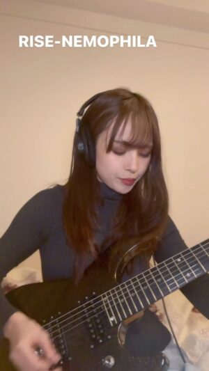 SAKI Instagram - "RISE"のソロ弾きました😃
CDと違う感じでー😃

I play "RISE" from NEMOPHILA.

#nemophila_band #femaleguitarist #japanesemetal #metalguitar #killerguitars #guitargirl