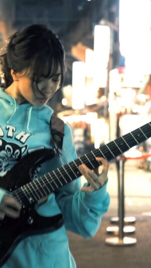 SAKI Instagram - 初恋キラー(Hatsukoi Killer)/乃紫(noa)に合わせてギターを弾きました🎸
#初恋キラー　#noa #乃紫 #guitar