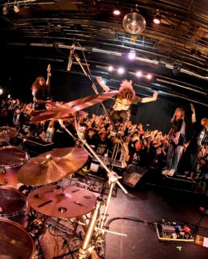 SAKI Instagram - 2023/11/11 at 新潟NEXS
おしくらまんじゅうツアー2日目

今更振り返りシリーズ

ここは柵が緩めになっているので、
途中で圧縮控えめにして欲しい旨お願いさせて貰ったけど、
皆さんばっちり対応してくださって助かりました🙏
女性やお子さんが多い印象あるな！

それから盛り上がる印象強い〜。
これまで新潟ってあまり行けなかったけど、
必ずツアーに入れて欲しいなと思ってます。

秋山さんから過去一のお墨付き頂いた曲があったなあ。
またお墨付き貰わないとな🙏

(photos by @yasumasahanda_works )

#nemophila #nemophila_band #heavymetal #japanesemetal #loudrock #femalemetal