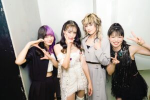 SAKI Instagram - 2024/6/21 at 横浜BAY HALL
1st solo live終わりました！
ご来場&配信で観てくれていた皆さんありがとうね〜。

色々楽しかった。

MCでも話したけど、前日まで札幌にいた前バンドスタッフの方がチケット買って来てくれてて本当に嬉しかったなあ。
ファンの皆様にはもちろんだけど、スタッフの方達にもお別れを言う機会が無かったから。
それを皆さんが信じるかはともかく、
10年以上毎日バンドのことを考えて必死に過ごしていたから、
それが急になくなって、凄く環境の変わった数ヶ月だった。
ソロとしてもっと独り立ち出来るように活動していきますね。

マネジメントもいない状況なので、
色々周りの方に負担かけてしまう場面もあったけど、
本当にたくさん支えて貰えてライヴが出来ました。
スタッフの皆さんに本当に感謝しています。

そしてとにかくサポートメンバーの皆のおかげでライヴが出来ました！

はなちゃん、千里ちゃん、ユニカちゃんという素敵な皆と演奏出来たことが本当に幸せでした。

そして何よりそれを実現させてくれたファンの皆様、本当にありがとう。
まだまだ通販サイトの構築出来てないしやること山積みですが、ひとまずライヴが終えられてホッとしました。

この先も頑張ります🤘
ひとまずお礼まで〜！

#SAKI #chakixx なんかタグ考えなきゃ〜