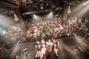 SAKI Instagram - 2024/6/21 at 横浜BAY HALL
1st solo live終わりました！
ご来場&配信で観てくれていた皆さんありがとうね〜。

色々楽しかった。

MCでも話したけど、前日まで札幌にいた前バンドスタッフの方がチケット買って来てくれてて本当に嬉しかったなあ。
ファンの皆様にはもちろんだけど、スタッフの方達にもお別れを言う機会が無かったから。
それを皆さんが信じるかはともかく、
10年以上毎日バンドのことを考えて必死に過ごしていたから、
それが急になくなって、凄く環境の変わった数ヶ月だった。
ソロとしてもっと独り立ち出来るように活動していきますね。

マネジメントもいない状況なので、
色々周りの方に負担かけてしまう場面もあったけど、
本当にたくさん支えて貰えてライヴが出来ました。
スタッフの皆さんに本当に感謝しています。

そしてとにかくサポートメンバーの皆のおかげでライヴが出来ました！

はなちゃん、千里ちゃん、ユニカちゃんという素敵な皆と演奏出来たことが本当に幸せでした。

そして何よりそれを実現させてくれたファンの皆様、本当にありがとう。
まだまだ通販サイトの構築出来てないしやること山積みですが、ひとまずライヴが終えられてホッとしました。

この先も頑張ります🤘
ひとまずお礼まで〜！

#SAKI #chakixx なんかタグ考えなきゃ〜