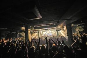 SAKI Instagram - 2024/6/21 at 横浜BAY HALL
1st solo live終わりました！
ご来場&配信で観てくれていた皆さんありがとうね〜。

色々楽しかった。

MCでも話したけど、前日まで札幌にいた前バンドスタッフの方がチケット買って来てくれてて本当に嬉しかったなあ。
ファンの皆様にはもちろんだけど、スタッフの方達にもお別れを言う機会が無かったから。
それを皆さんが信じるかはともかく、
10年以上毎日バンドのことを考えて必死に過ごしていたから、
それが急になくなって、凄く環境の変わった数ヶ月だった。
ソロとしてもっと独り立ち出来るように活動していきますね。

マネジメントもいない状況なので、
色々周りの方に負担かけてしまう場面もあったけど、
本当にたくさん支えて貰えてライヴが出来ました。
スタッフの皆さんに本当に感謝しています。

そしてとにかくサポートメンバーの皆のおかげでライヴが出来ました！

はなちゃん、千里ちゃん、ユニカちゃんという素敵な皆と演奏出来たことが本当に幸せでした。

そして何よりそれを実現させてくれたファンの皆様、本当にありがとう。
まだまだ通販サイトの構築出来てないしやること山積みですが、ひとまずライヴが終えられてホッとしました。

この先も頑張ります🤘
ひとまずお礼まで〜！

#SAKI #chakixx なんかタグ考えなきゃ〜