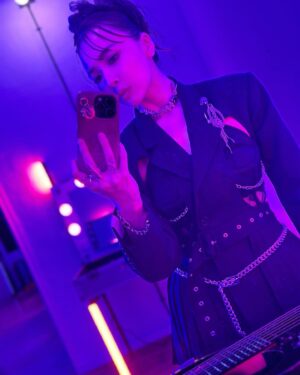 SAKI Instagram - I had a shoot for a music video for a new song called "THE EMPRESS".
It's going to be released on 21 Jun.
I'll show you one of the costumes🤵‍♀️

"THE EMPRESS"のMVを撮影しましたー！
6/21に公開しますのでお楽しみに😉
衣装はまだあるのだ。お楽しみに〜🤘

#SAKI #chakixx #guitarist 
#rokh