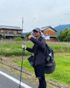 SAM Instagram - 大阪から東京まで歩いてます。
自分と向き合いたいからです。
ジョンがずっとやかましいです。
「意外だと思うんですけど、僕こう見えてカレー好きなんですよね」って山道で言われた時は危なかったです。
日曜日は名古屋から新幹線で東京に戻ってLIVEしてから
再び名古屋に戻って東京まで歩くつもりです。
わざわざ探して会いに来てくれた人ありがとう。
元気出ました。
明日も頑張ります。