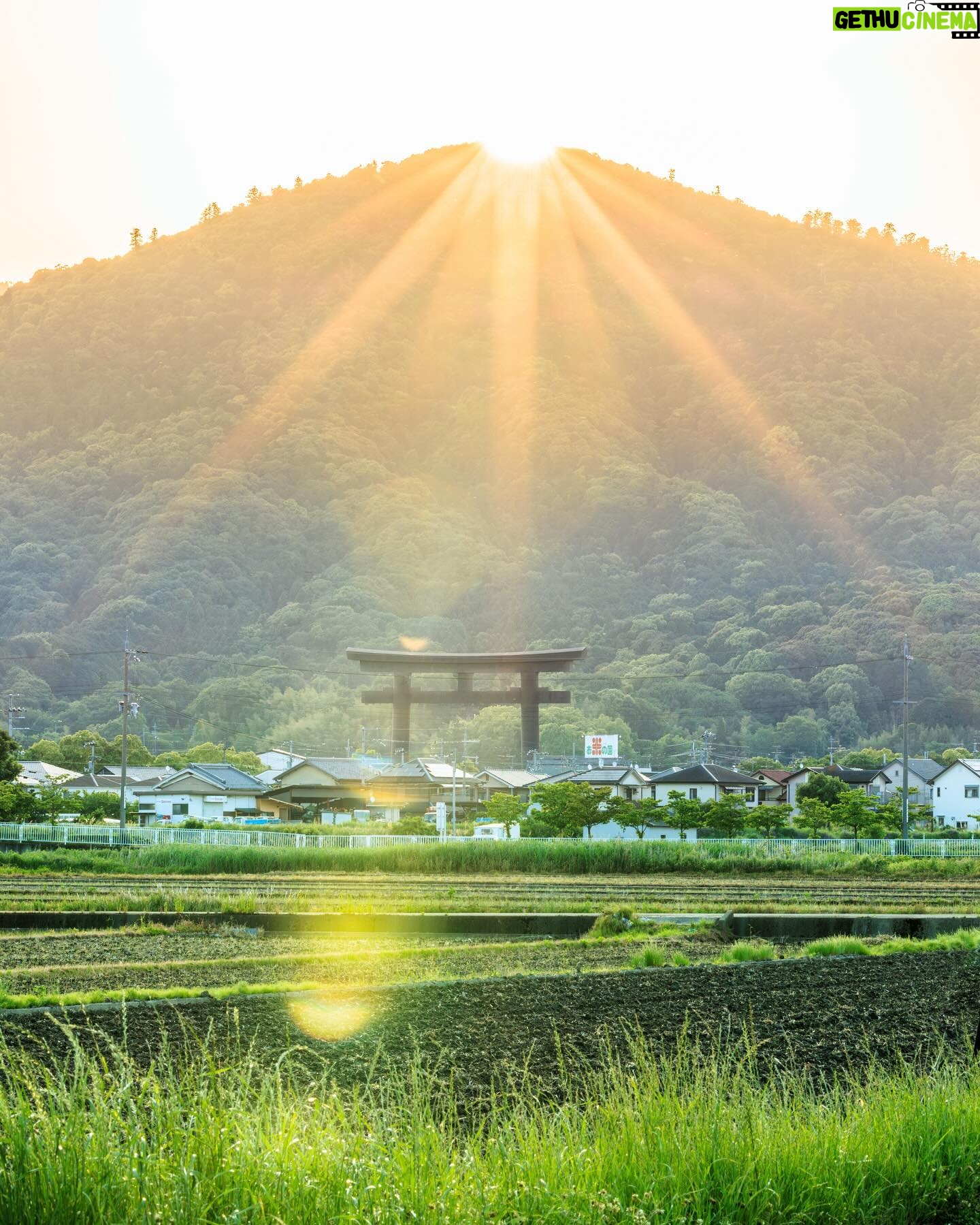 SHOCK EYE - 116.2K Likes - ついに、ついに、撮れたぁ✨✨✨✨
奈良のパワースポット、大神神社の御神体である三輪山に朝日がかかる、、ダイヤモンド三輪山🙏✨
ずっとずっと撮りたくて、でもスケジュールが合わなかったり、
天気に恵まれなくて奈良行きを諦めたり、、、
でも今朝ついに、撮影することができました。
とてもとても嬉しい😭
そんな写真を皆さんにシェアします。
皆さんに良いことがありますように😊🙏✨
#三輪山 #大神神社 #ダイヤモンド三輪山 #奈良県 #パワースポット