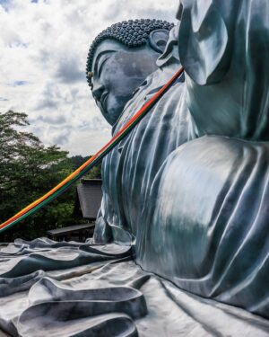 SHOCK EYE Instagram - 南蔵院の釈迦涅槃像（しゃかねはんぞう）は、
全長41m、高さ11m、300トンとブロンズ製では世界最大級✨
この場所に到着した時に
まずその頭頂部が見えてくるんだけど、
「でかっ！」
と咄嗟に声をあげてしまったよ^ ^

涅槃とは、
煩悩の火を消して、智慧の完成した悟りの境地とある。
サンスクリット語でニルヴァーナ。
仏教の究極的な実践目的、最終到達である涅槃、、
そのお顔は穏やかでとても優しく見えたよ^ ^

ちなみに豆情報✨
この涅槃像1995年5月に完成。同年6月、南蔵院の住職がジャンボ宝くじで1等前後賞1億3千万円に当選し、当時釈迦涅槃像のご利益と話題になったそうだよ😳

すごいね😆

#南蔵院  #南蔵院涅槃像 #パワースポット