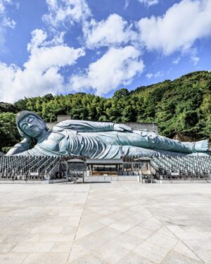SHOCK EYE Instagram - 南蔵院の釈迦涅槃像（しゃかねはんぞう）は、
全長41m、高さ11m、300トンとブロンズ製では世界最大級✨
この場所に到着した時に
まずその頭頂部が見えてくるんだけど、
「でかっ！」
と咄嗟に声をあげてしまったよ^ ^

涅槃とは、
煩悩の火を消して、智慧の完成した悟りの境地とある。
サンスクリット語でニルヴァーナ。
仏教の究極的な実践目的、最終到達である涅槃、、
そのお顔は穏やかでとても優しく見えたよ^ ^

ちなみに豆情報✨
この涅槃像1995年5月に完成。同年6月、南蔵院の住職がジャンボ宝くじで1等前後賞1億3千万円に当選し、当時釈迦涅槃像のご利益と話題になったそうだよ😳

すごいね😆

#南蔵院  #南蔵院涅槃像 #パワースポット