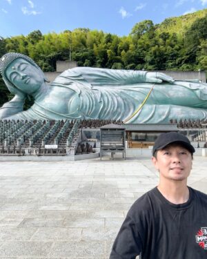 SHOCK EYE Instagram - 南蔵院の釈迦涅槃像（しゃかねはんぞう）は、
全長41m、高さ11m、300トンとブロンズ製では世界最大級✨
この場所に到着した時に
まずその頭頂部が見えてくるんだけど、
「でかっ！」
と咄嗟に声をあげてしまったよ^ ^

涅槃とは、
煩悩の火を消して、智慧の完成した悟りの境地とある。
サンスクリット語でニルヴァーナ。
仏教の究極的な実践目的、最終到達である涅槃、、
そのお顔は穏やかでとても優しく見えたよ^ ^

ちなみに豆情報✨
この涅槃像1995年5月に完成。同年6月、南蔵院の住職がジャンボ宝くじで1等前後賞1億3千万円に当選し、当時釈迦涅槃像のご利益と話題になったそうだよ😳

すごいね😆

#南蔵院  #南蔵院涅槃像 #パワースポット
