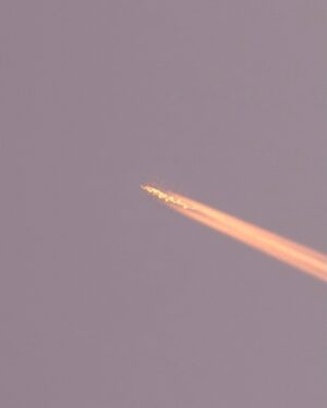 SHOCK EYE Instagram - 不思議な写真といえば、、
以前、
伊勢の宮川で夕陽の撮影をしていた時、
いつものように深く考えずに、思うがまま感覚でシャッターを押していた。
沢山の写真を撮影していたので、その写真がどのタイミングで撮影されたものかは正直、記憶になかったんだけど、
後日、写真編集の時、、
河川敷の写真を選んでいたら、
ん？？
飛行機雲のような写真にふと目が止まる。
薄紫色に染まった空に一筋の線。
拡大してみてびっくり😳
飛行機が写ってない、、、
その代わりになんと螺旋状になった謎の光が写ってた💦✨

何これ？
どんなに拡大しても機体は写っておらず、、
飛行機？
火球？
流星？
ここは宮川だし、、川の神様は龍だから、、龍？🙄
まぁとにかく不思議な現象🧐
考えてもよくわからないので、
よし！
これは俺の中で龍の写真ということにして大事にしよう！
と、ロマンを優先したSHOCK EYEw

どちらにせよ、色々な偶然が重なり撮れた写真。
２度と撮れないからと大切にしている写真です🙏✨

#伊勢宮川  #運気アップ #龍 #ufo
