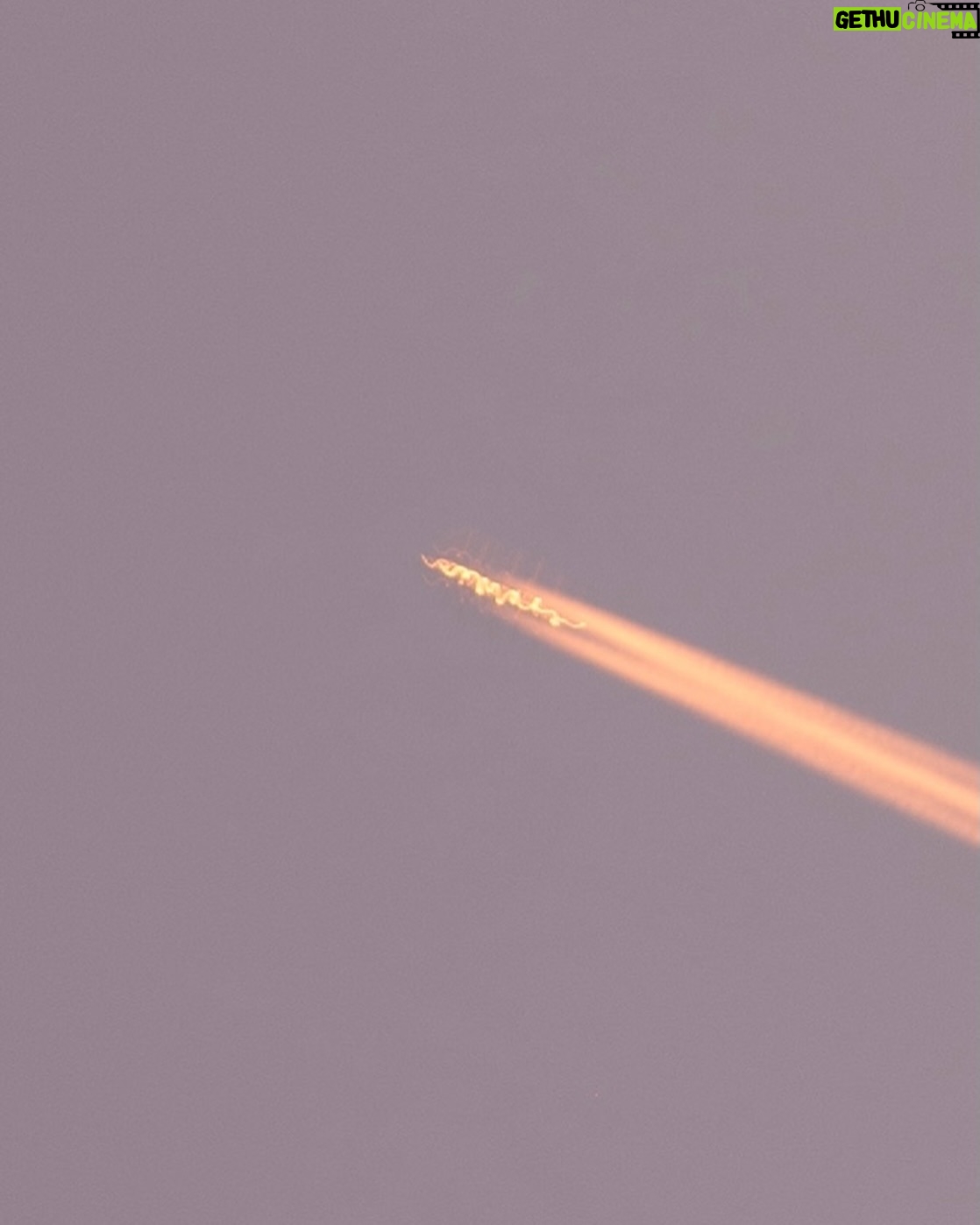 SHOCK EYE - 54K Likes - 不思議な写真といえば、、
以前、
伊勢の宮川で夕陽の撮影をしていた時、
いつものように深く考えずに、思うがまま感覚でシャッターを押していた。
沢山の写真を撮影していたので、その写真がどのタイミングで撮影されたものかは正直、記憶になかったんだけど、
後日、写真編集の時、、
河川敷の写真を選んでいたら、
ん??
飛行機雲のような写真にふと目が止まる。
薄紫色に染まった空に一筋の線。
拡大してみてびっくり😳
飛行機が写ってない、、、
その代わりになんと螺旋状になった謎の光が写ってた💦✨
何これ?
どんなに拡大しても機体は写っておらず、、
飛行機?
火球?
流星?
ここは宮川だし、、川の神様は龍だから、、龍?🙄
まぁとにかく不思議な現象🧐
考えてもよくわからないので、
よし!
これは俺の中で龍の写真ということにして大事にしよう!
と、ロマンを優先したSHOCK EYEw
どちらにせよ、色々な偶然が重なり撮れた写真。
2度と撮れないからと大切にしている写真です🙏✨
#伊勢宮川 #運気アップ #龍 #ufo