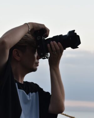 SHOCK EYE Instagram - 不思議な写真といえば、、
以前、
伊勢の宮川で夕陽の撮影をしていた時、
いつものように深く考えずに、思うがまま感覚でシャッターを押していた。
沢山の写真を撮影していたので、その写真がどのタイミングで撮影されたものかは正直、記憶になかったんだけど、
後日、写真編集の時、、
河川敷の写真を選んでいたら、
ん？？
飛行機雲のような写真にふと目が止まる。
薄紫色に染まった空に一筋の線。
拡大してみてびっくり😳
飛行機が写ってない、、、
その代わりになんと螺旋状になった謎の光が写ってた💦✨

何これ？
どんなに拡大しても機体は写っておらず、、
飛行機？
火球？
流星？
ここは宮川だし、、川の神様は龍だから、、龍？🙄
まぁとにかく不思議な現象🧐
考えてもよくわからないので、
よし！
これは俺の中で龍の写真ということにして大事にしよう！
と、ロマンを優先したSHOCK EYEw

どちらにせよ、色々な偶然が重なり撮れた写真。
２度と撮れないからと大切にしている写真です🙏✨

#伊勢宮川  #運気アップ #龍 #ufo