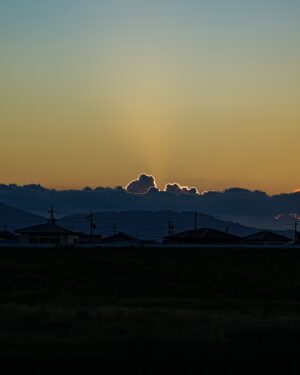 SHOCK EYE Instagram - 不思議な写真といえば、、
以前、
伊勢の宮川で夕陽の撮影をしていた時、
いつものように深く考えずに、思うがまま感覚でシャッターを押していた。
沢山の写真を撮影していたので、その写真がどのタイミングで撮影されたものかは正直、記憶になかったんだけど、
後日、写真編集の時、、
河川敷の写真を選んでいたら、
ん？？
飛行機雲のような写真にふと目が止まる。
薄紫色に染まった空に一筋の線。
拡大してみてびっくり😳
飛行機が写ってない、、、
その代わりになんと螺旋状になった謎の光が写ってた💦✨

何これ？
どんなに拡大しても機体は写っておらず、、
飛行機？
火球？
流星？
ここは宮川だし、、川の神様は龍だから、、龍？🙄
まぁとにかく不思議な現象🧐
考えてもよくわからないので、
よし！
これは俺の中で龍の写真ということにして大事にしよう！
と、ロマンを優先したSHOCK EYEw

どちらにせよ、色々な偶然が重なり撮れた写真。
２度と撮れないからと大切にしている写真です🙏✨

#伊勢宮川  #運気アップ #龍 #ufo