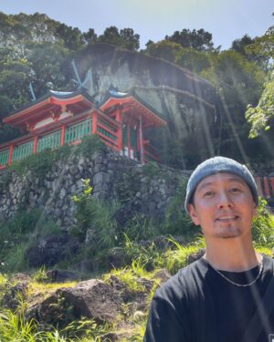 SHOCK EYE Instagram - 熊野を訪れたら必ず行ってほしいところ。
それは神倉神社⛩️

なぜならば、
熊野大神が熊野三山として祀られるよりも前、
一番最初に神様が降臨したとされる場所だから✨ 

天ノ磐盾という険しい崖の上に鎮座し、
その御神体はゴトビキ岩と呼ばれる大きな磐座。
いかにも聖地という感じだ。

ここで行われる御神事、、御燈祭りは、
松明を持った男たちが538段の急な階段を駆け下るそう。
いつかこの目でみてみたい🔥✨

急な階段が本当に険しいけれど、登った甲斐のある素晴らしい神社さんでした。
この日は光もすごかったしなあ。

皆さんにも、
是非、巨石のパワーを直に感じてみてほしいな^ ^

#神倉神社 #熊野大社 #パワースポット