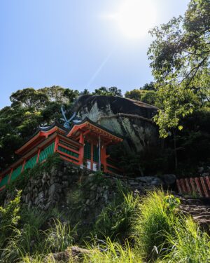 SHOCK EYE Instagram - 熊野を訪れたら必ず行ってほしいところ。
それは神倉神社⛩️

なぜならば、
熊野大神が熊野三山として祀られるよりも前、
一番最初に神様が降臨したとされる場所だから✨ 

天ノ磐盾という険しい崖の上に鎮座し、
その御神体はゴトビキ岩と呼ばれる大きな磐座。
いかにも聖地という感じだ。

ここで行われる御神事、、御燈祭りは、
松明を持った男たちが538段の急な階段を駆け下るそう。
いつかこの目でみてみたい🔥✨

急な階段が本当に険しいけれど、登った甲斐のある素晴らしい神社さんでした。
この日は光もすごかったしなあ。

皆さんにも、
是非、巨石のパワーを直に感じてみてほしいな^ ^

#神倉神社 #熊野大社 #パワースポット