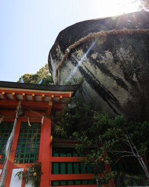 SHOCK EYE Instagram - 熊野を訪れたら必ず行ってほしいところ。
それは神倉神社⛩️

なぜならば、
熊野大神が熊野三山として祀られるよりも前、
一番最初に神様が降臨したとされる場所だから✨ 

天ノ磐盾という険しい崖の上に鎮座し、
その御神体はゴトビキ岩と呼ばれる大きな磐座。
いかにも聖地という感じだ。

ここで行われる御神事、、御燈祭りは、
松明を持った男たちが538段の急な階段を駆け下るそう。
いつかこの目でみてみたい🔥✨

急な階段が本当に険しいけれど、登った甲斐のある素晴らしい神社さんでした。
この日は光もすごかったしなあ。

皆さんにも、
是非、巨石のパワーを直に感じてみてほしいな^ ^

#神倉神社 #熊野大社 #パワースポット