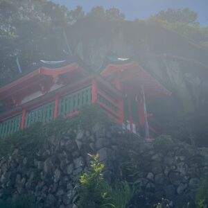 SHOCK EYE Instagram - 熊野を訪れたら必ず行ってほしいところ。
それは神倉神社⛩️

なぜならば、
熊野大神が熊野三山として祀られるよりも前、
一番最初に神様が降臨したとされる場所だから✨ 

天ノ磐盾という険しい崖の上に鎮座し、
その御神体はゴトビキ岩と呼ばれる大きな磐座。
いかにも聖地という感じだ。

ここで行われる御神事、、御燈祭りは、
松明を持った男たちが538段の急な階段を駆け下るそう。
いつかこの目でみてみたい🔥✨

急な階段が本当に険しいけれど、登った甲斐のある素晴らしい神社さんでした。
この日は光もすごかったしなあ。

皆さんにも、
是非、巨石のパワーを直に感じてみてほしいな^ ^

#神倉神社 #熊野大社 #パワースポット