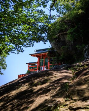 SHOCK EYE Instagram - 熊野を訪れたら必ず行ってほしいところ。
それは神倉神社⛩️

なぜならば、
熊野大神が熊野三山として祀られるよりも前、
一番最初に神様が降臨したとされる場所だから✨ 

天ノ磐盾という険しい崖の上に鎮座し、
その御神体はゴトビキ岩と呼ばれる大きな磐座。
いかにも聖地という感じだ。

ここで行われる御神事、、御燈祭りは、
松明を持った男たちが538段の急な階段を駆け下るそう。
いつかこの目でみてみたい🔥✨

急な階段が本当に険しいけれど、登った甲斐のある素晴らしい神社さんでした。
この日は光もすごかったしなあ。

皆さんにも、
是非、巨石のパワーを直に感じてみてほしいな^ ^

#神倉神社 #熊野大社 #パワースポット