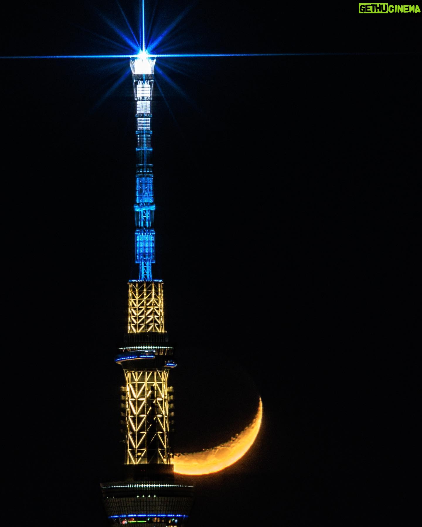 SHOCK EYE - 286.4K Likes - 昨晩、とんでもない写真を撮った✨
鮮やかに光るスカイツリーと月が重なる瞬間。
それは本当に一瞬で、現実のものと思えないような美しさでした。
サポートしてくださった森屋さん、島田さんありがとうございました🙏
是非またご一緒したいです。
いやー、本当に凄かった✨
そして楽しかった✨
#スカイツリー #skytree #セーラームーン #tokyo #japantravel #japantrip #canon #canonR5 #beautifuldestinations #discoverjapan #discoverearth #voyaged #awesome_photographers #IamATraveler #wonderful_places #japanphoto #japanphotography #japan_of_insta
#livingonearth #theglobewanderer #starshinefilter