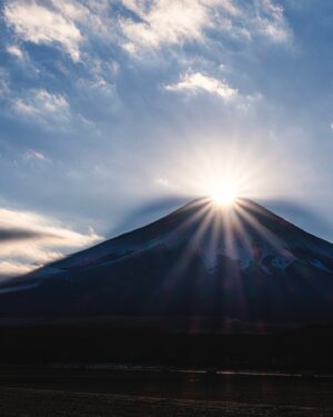 SHOCK EYE Instagram - ここには収まらないくらい沢山の絶景を
 @shockeye_shrinegram と共に観てきた^ ^
そして何よりこのアカウントの皆さんが喜ぶ声が聞きたくて、、、
まだまだ見せたい景色が絶景が沢山ある。
僕の元気が続く限り、
どうぞお付き合いください✨

#絶景 #パワースポット #shrinegram