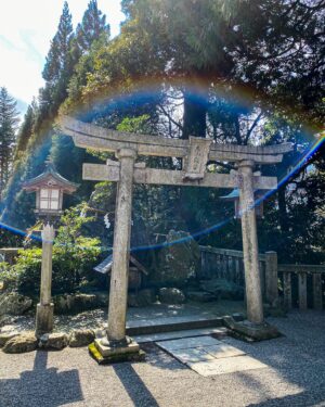 SHOCK EYE Instagram - 全国約3000社ある白山神社の総本社であり、
加賀国の一の宮である、白山比咩神社⛩️
白山（標高2,702m）を御神体とする白山信仰を代表する神社で、
僕が思う最高峰の神社の一つだ。

御祭神は、菊理媛命（ククリヒメノミコト）✨
古事記や日本書紀の正伝には登場せず、日本書紀を注釈するような外伝（異伝）に一度だけ登場する謎多き女神である。
国産みの夫婦神、イザナギ、イザナミを仲直りさせた神と言い伝えられ、菊理媛の「くくり」は「括る」にもつながり、現在は「和合の神」「縁結びの神」としても崇敬を受けているよ。

いつかは登拝したい白山、その頂上にある奥宮。
もちろん訪れるのは簡単ではないので、境内には白山に向けて建てられた遥拝所がある。
以前そこで写真を撮ったら、なんともありがたい光が写った✨
いつか必ず奥宮へ行くことを誓い手を合わせてきたよ🙏
そういえば、この日は突然、雨に降られ、そしてすぐ止んだり、なんだか不思議な体験もあったけれど、そのおかげで恵みを受けた瑞々しい自然のパワーをより強く感じることができた✨

一の宮巡りをはじめたので、また必ず訪れたい場所。
その時は奥宮に行きたいな^^ ^

#白山比咩神社 #白山神社 #一の宮巡り #パワースポット