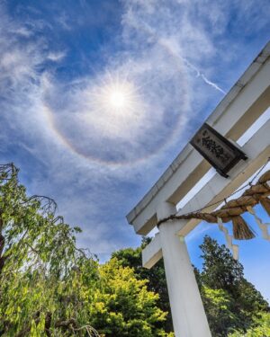 SHOCK EYE Instagram - すごい日だった✨

白蛇が祀られている金蛇水神社に僕自身が企画したバスツアーで訪れた日。
青空に大きなハロが出た✨🌈✨

それは日暈とも呼ばれる幸運、好転のサイン😊
色々と新しいことに挑戦する中、企画し始めた観光ツアーの最中で、こんな場面に偶然に出会えるなんて、、ほんとめちゃくちゃ感動したよ。

思えば、音楽活動を通じて全国を巡り、
その合間に神社を巡り、皆の住まう素敵なその土地土地の魅力を伝えたくて、賑やかにしてあげたくて、笑顔を作りたくて、写真を撮りはじめるところからはじまった活動がついに、、
まだ小規模でのスタートだけど観光ツアーを主催するところまできた^ ^

自作のツアー、、
スタッフ共に頑張って準備したその頑張りの先に、、
見せてもらえた奇跡の空。
参加者の皆と共有できたのは、なんだかとても嬉しかったよ。

そして、、
そんな幸せな場面は、せっかくだからここにもシェアするね✨
皆さんにも良いことがありますように🙏

てか、なんだろ、、
僕ってなんだか白蛇と相性がいいのかな🧐w

#金蛇水神社 #白蛇 #神社 #ハロ #日暈 #パワースポット