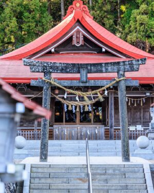 SHOCK EYE Instagram - すごい日だった✨

白蛇が祀られている金蛇水神社に僕自身が企画したバスツアーで訪れた日。
青空に大きなハロが出た✨🌈✨

それは日暈とも呼ばれる幸運、好転のサイン😊
色々と新しいことに挑戦する中、企画し始めた観光ツアーの最中で、こんな場面に偶然に出会えるなんて、、ほんとめちゃくちゃ感動したよ。

思えば、音楽活動を通じて全国を巡り、
その合間に神社を巡り、皆の住まう素敵なその土地土地の魅力を伝えたくて、賑やかにしてあげたくて、笑顔を作りたくて、写真を撮りはじめるところからはじまった活動がついに、、
まだ小規模でのスタートだけど観光ツアーを主催するところまできた^ ^

自作のツアー、、
スタッフ共に頑張って準備したその頑張りの先に、、
見せてもらえた奇跡の空。
参加者の皆と共有できたのは、なんだかとても嬉しかったよ。

そして、、
そんな幸せな場面は、せっかくだからここにもシェアするね✨
皆さんにも良いことがありますように🙏

てか、なんだろ、、
僕ってなんだか白蛇と相性がいいのかな🧐w

#金蛇水神社 #白蛇 #神社 #ハロ #日暈 #パワースポット