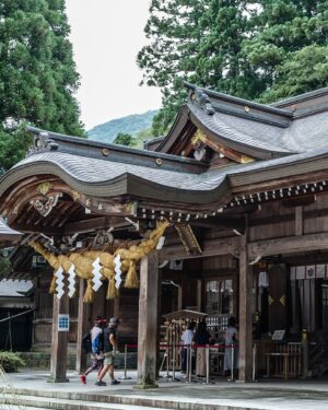 SHOCK EYE Instagram - 全国約3000社ある白山神社の総本社であり、
加賀国の一の宮である、白山比咩神社⛩️
白山（標高2,702m）を御神体とする白山信仰を代表する神社で、
僕が思う最高峰の神社の一つだ。

御祭神は、菊理媛命（ククリヒメノミコト）✨
古事記や日本書紀の正伝には登場せず、日本書紀を注釈するような外伝（異伝）に一度だけ登場する謎多き女神である。
国産みの夫婦神、イザナギ、イザナミを仲直りさせた神と言い伝えられ、菊理媛の「くくり」は「括る」にもつながり、現在は「和合の神」「縁結びの神」としても崇敬を受けているよ。

いつかは登拝したい白山、その頂上にある奥宮。
もちろん訪れるのは簡単ではないので、境内には白山に向けて建てられた遥拝所がある。
以前そこで写真を撮ったら、なんともありがたい光が写った✨
いつか必ず奥宮へ行くことを誓い手を合わせてきたよ🙏
そういえば、この日は突然、雨に降られ、そしてすぐ止んだり、なんだか不思議な体験もあったけれど、そのおかげで恵みを受けた瑞々しい自然のパワーをより強く感じることができた✨

一の宮巡りをはじめたので、また必ず訪れたい場所。
その時は奥宮に行きたいな^^ ^

#白山比咩神社 #白山神社 #一の宮巡り #パワースポット