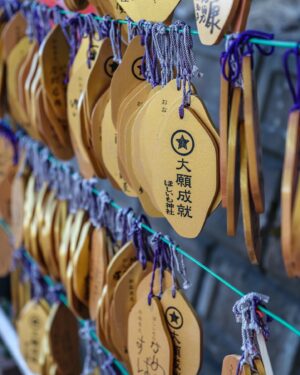 SHOCK EYE Instagram - 早朝に訪れたほしいも神社⛩️

特徴的な金色の鳥居が朝日に照らされてキランキラン✨
令和になって建てられた新しいこの神社は、
茨城県の特産品である”ほしいも”。
その生産者や地元の人々が神の恵みや社会に対する感謝を、神社の創建を通してあらわし、ほしいも造りを続けられるように祈念して作られたそう。

ここでは、
“ほしいも”と”ほしいもの”をかけて、
参拝者の欲しいものが手に入りますように、と日々祈念している。

皆さんの、”欲しいもの”が手に入りますように🙏✨

あれから鳥居も増えたのかな？

#ほしいも神社 #ほしいもの #堀出神社 #茨城県