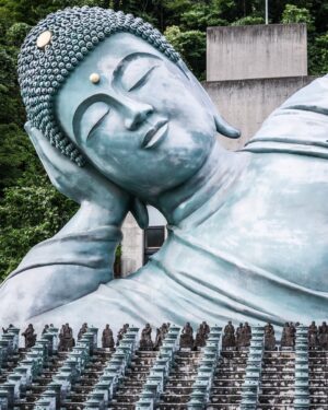 SHOCK EYE Instagram - 南蔵院の釈迦涅槃像（しゃかねはんぞう）は、
全長41m、高さ11m、300トンとブロンズ製では世界最大級✨
この場所に到着した時に
まずその頭頂部が見えてくるんだけど、
「でかっ！」
と咄嗟に声をあげてしまったよ^ ^

涅槃とは、
煩悩の火を消して、智慧の完成した悟りの境地とある。
サンスクリット語でニルヴァーナ。
仏教の究極的な実践目的、最終到達である涅槃、、
そのお顔は穏やかでとても優しく見えたよ^ ^

ちなみに豆情報✨
この涅槃像1995年5月に完成。同年6月、南蔵院の住職がジャンボ宝くじで1等前後賞1億3千万円に当選し、当時釈迦涅槃像のご利益と話題になったそうだよ😳

すごいね😆

#南蔵院  #南蔵院涅槃像 #パワースポット
