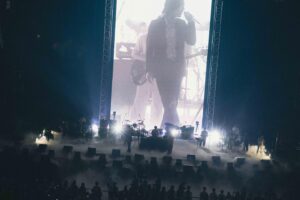 STUTS Instagram - STUTS "90 Degrees" LIVE at 日本武道館、改めてありがとうございました。

当日は嵐のように時間が過ぎ去っていったので、今ようやくじわじわとライブの余韻を感じてきています。

今まで曲を作らせてもらった素晴らしいゲストの皆さまと最高なバンドメンバーの皆さまで武道館に立てて、本当に感慨深かったです。

現在と過去、そしてこれからの自分を見せられたらと思い、今までバンドセットでやったことない曲をバンドでやったり、昔やってたようなMPCのパフォーマンスをやったり、未発表の新曲もBIM君、Awichさんと2曲披露させてもらったりしました。
また、Mirage Collectiveで初めてライブを人前でさせてもらいました。

そして本編ラストのMC中では松たか子さんからもまさかのサプライズでビデオメッセージをいただけました。。

色々な出会いや機会に恵まれて、昔からの最高な友達から最近出会った素敵な方々まで、全員であの舞台に立てたことが本当に感無量でした。

PUNPEEさんもフリースタイルで言ってましたが、最後のセッションでは昔渋谷Familyとかのクラブで、自分がMPC叩き始めた時みたいに皆で明け方にセッションやっているみたいな感覚になってました。

これからも自分が納得できる曲を作って、いい感じでライブできるように精進します。

岩見さん、仰木さん、TAIHEIくん、ゆうせいくん、吉良くん、武嶋さん、佐瀬くん、
tofuさん、Daichiくん、鎮さん、C.O.S.A.さん、Yo-seaくん、まみこちゃん、SIKK-Oさん、ビーサンさん(北里彰久さん)、Kaneeeくん、T-Pablowさん、KO-neyさん、KMCさん、G Yamazawaくん、仙人掌さん、Campanellaさん、BIMくん、RYO-Zさん、JJJ、OMSBさん、Awichさん、Ryugoくん、SANTAくん、NENEさん、PUNPEEさん、
松さん、
YONCEくん、butajiさん、ハマくん、荒田くん、太田垣さん、杏さん、JPくん

スタッフの皆さま、(前の日の深夜から公演後まで本当にお疲れさまでした‥！)

そしてお越し下さった全ての皆さま、

改めて本当にありがとうございました！！！

photo by Tatsuya Hirota

Band Member
岩見継吾[Ba]
仰木亮彦[Gt]
TAIHEI[Key]
高橋佑成[Key]
吉良創太[Dr]
武嶋聡[Sax, Flute]
佐瀬悠輔[Tp. & Per.]

Guest
PUNPEE
JJJ
T-Pablow
鎮座DOPENESS
KMC
Daichi Yamamoto
NENE
Ryugo Ishida
仙人掌
北里彰久
BIM
tofubeats
C.O.S.A.
Yo-sea
Campanella
SANTAWORLDVIEW
KO-ney
鈴木真海子
SIKK-O
Kaneee
G Yamazawa
RYO-Z
OMSB
Awich

Mirage Collective
YONCE
butaji
ハマ･オカモト
荒田洸
大田垣"OTG"正信 
須原杏 
林田順平