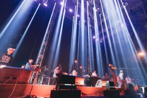 STUTS Instagram - STUTS "90 Degrees" LIVE at 日本武道館、改めてありがとうございました。

当日は嵐のように時間が過ぎ去っていったので、今ようやくじわじわとライブの余韻を感じてきています。

今まで曲を作らせてもらった素晴らしいゲストの皆さまと最高なバンドメンバーの皆さまで武道館に立てて、本当に感慨深かったです。

現在と過去、そしてこれからの自分を見せられたらと思い、今までバンドセットでやったことない曲をバンドでやったり、昔やってたようなMPCのパフォーマンスをやったり、未発表の新曲もBIM君、Awichさんと2曲披露させてもらったりしました。
また、Mirage Collectiveで初めてライブを人前でさせてもらいました。

そして本編ラストのMC中では松たか子さんからもまさかのサプライズでビデオメッセージをいただけました。。

色々な出会いや機会に恵まれて、昔からの最高な友達から最近出会った素敵な方々まで、全員であの舞台に立てたことが本当に感無量でした。

PUNPEEさんもフリースタイルで言ってましたが、最後のセッションでは昔渋谷Familyとかのクラブで、自分がMPC叩き始めた時みたいに皆で明け方にセッションやっているみたいな感覚になってました。

これからも自分が納得できる曲を作って、いい感じでライブできるように精進します。

岩見さん、仰木さん、TAIHEIくん、ゆうせいくん、吉良くん、武嶋さん、佐瀬くん、
tofuさん、Daichiくん、鎮さん、C.O.S.A.さん、Yo-seaくん、まみこちゃん、SIKK-Oさん、ビーサンさん(北里彰久さん)、Kaneeeくん、T-Pablowさん、KO-neyさん、KMCさん、G Yamazawaくん、仙人掌さん、Campanellaさん、BIMくん、RYO-Zさん、JJJ、OMSBさん、Awichさん、Ryugoくん、SANTAくん、NENEさん、PUNPEEさん、
松さん、
YONCEくん、butajiさん、ハマくん、荒田くん、太田垣さん、杏さん、JPくん

スタッフの皆さま、(前の日の深夜から公演後まで本当にお疲れさまでした‥！)

そしてお越し下さった全ての皆さま、

改めて本当にありがとうございました！！！

photo by Tatsuya Hirota

Band Member
岩見継吾[Ba]
仰木亮彦[Gt]
TAIHEI[Key]
高橋佑成[Key]
吉良創太[Dr]
武嶋聡[Sax, Flute]
佐瀬悠輔[Tp. & Per.]

Guest
PUNPEE
JJJ
T-Pablow
鎮座DOPENESS
KMC
Daichi Yamamoto
NENE
Ryugo Ishida
仙人掌
北里彰久
BIM
tofubeats
C.O.S.A.
Yo-sea
Campanella
SANTAWORLDVIEW
KO-ney
鈴木真海子
SIKK-O
Kaneee
G Yamazawa
RYO-Z
OMSB
Awich

Mirage Collective
YONCE
butaji
ハマ･オカモト
荒田洸
大田垣"OTG"正信 
須原杏 
林田順平