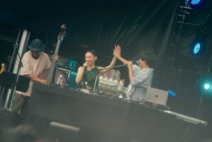 STUTS Instagram - GREENROOM FESTIVAL 2024、ありがとうございました！！
ゲストに北里彰久さんとAwichさんをお迎えして、岩見継吾さん[Ba]、仰木亮彦[Gt]さんとの初のTrio編成でライブさせてもらいました。

ビーサンさんといっぱい曲やれたり、Awichさんとタイミングでしょをやれたり、Pointless 5を音源でもギターを弾いてもらった仰木さんと一緒にやれたりと、最高でした。

ライブ後にはPUNPEEさんのステージに参加させてもらって、夜を使いはたしてを久々に2人でやれたり、
スチャダラパーさんのサマージャム'95をMPCで演奏させてもらってフリースタイルをやれました。
急遽フリースタイルを振ってもらって緊張しましたが、とても楽しかったです。

ライブも最高だったMac Ayersさんと色々お話できたのも嬉しかったです。

ロケーションも素晴らしくて、最高な1日でした。

photo by ©GREENROOM FESTIVALʼ24
@greenroomfestival 
#greenroomfestival