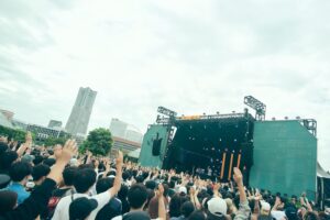 STUTS Instagram - GREENROOM FESTIVAL 2024、ありがとうございました！！
ゲストに北里彰久さんとAwichさんをお迎えして、岩見継吾さん[Ba]、仰木亮彦[Gt]さんとの初のTrio編成でライブさせてもらいました。

ビーサンさんといっぱい曲やれたり、Awichさんとタイミングでしょをやれたり、Pointless 5を音源でもギターを弾いてもらった仰木さんと一緒にやれたりと、最高でした。

ライブ後にはPUNPEEさんのステージに参加させてもらって、夜を使いはたしてを久々に2人でやれたり、
スチャダラパーさんのサマージャム'95をMPCで演奏させてもらってフリースタイルをやれました。
急遽フリースタイルを振ってもらって緊張しましたが、とても楽しかったです。

ライブも最高だったMac Ayersさんと色々お話できたのも嬉しかったです。

ロケーションも素晴らしくて、最高な1日でした。

photo by ©GREENROOM FESTIVALʼ24
@greenroomfestival 
#greenroomfestival