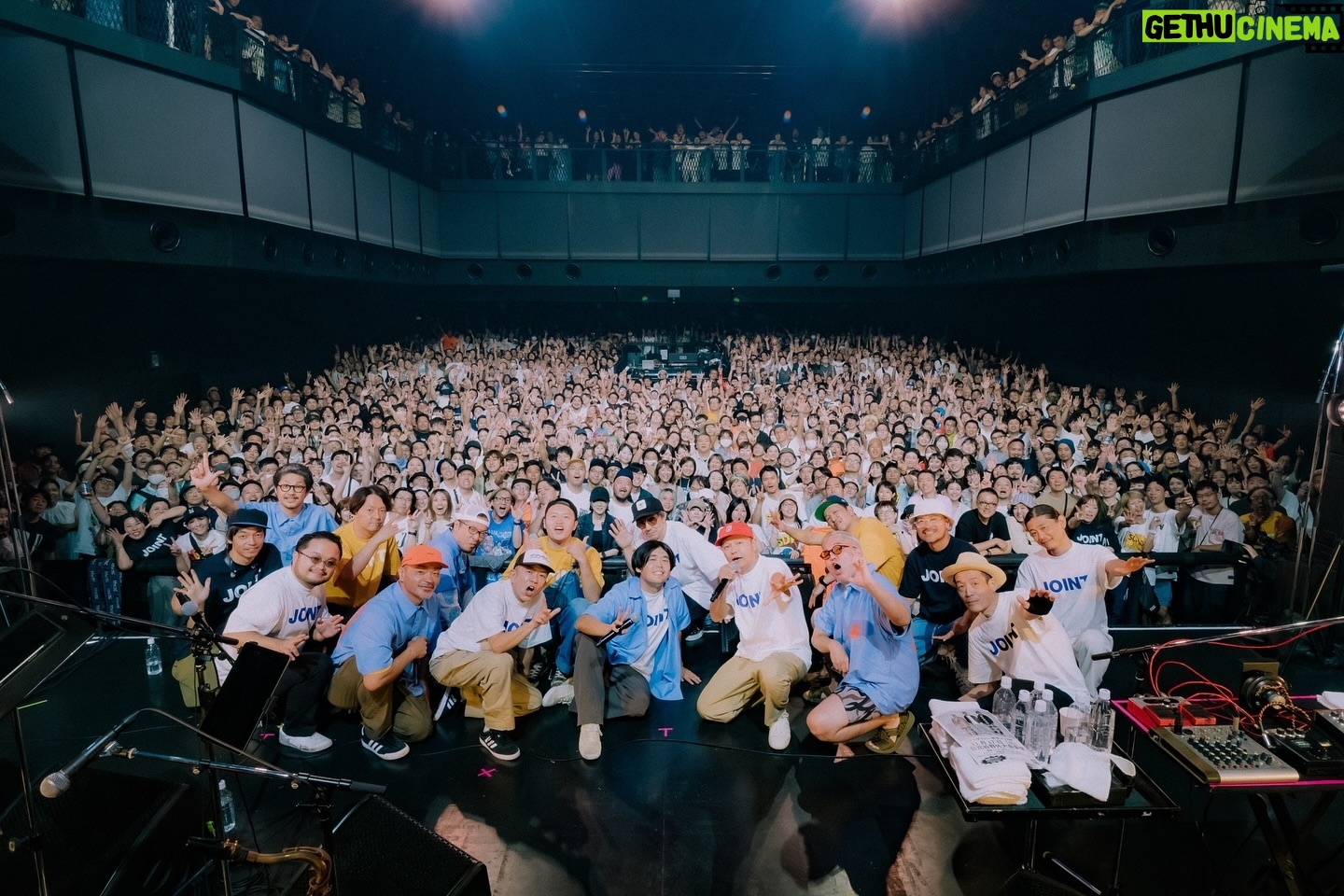 STUTS - 3.3K Likes - 昨日はスチャダラパー & STUTS「シンジュク That's the Joint」@Zepp Shinjuku、ありがとうございました!!
スチャダラパーさんの曲をMPCで演奏したり、僕の曲にもマッシュアップ的にスチャダラパーの皆さんに入ってもらったりといった、ジョイントライブをやらせてもらいました。
前回の12月の時よりもさらに一緒にやる曲を増やせて、よりジョイント率高めでお送りすることができました🥁
ゲストにAFRAさんとKMCさん、BIM君、RYO-Zさん、PUNPEEさんをお迎えして、それぞれの皆さんと色々な曲をやれました。
Rock the BellsやPresence、夜を使いはたしてもマッシュアップverでお送りしました。
AFRAさんとのセッションもRYO-Zさんと今夜はブギーバック歌えたのも最高な時間でした。
そして、PUNPEEさんとスチャダラパーさんと初めてPointless 5をライブで披露することができて感慨深かったです。
青春時代に大きな影響を受けた方々とご一緒できるだけでなく、音楽で新しい試みをやることができて本当に幸せな時間でした。
アニさんもお話してましたが、またいつかThat's the Jointやれたら嬉しいです。
お越し下さった方々、スチャダラパーの皆様、サポートメンバーの皆様、ゲストの方々、スタッフの皆様、ありがとうございました!!