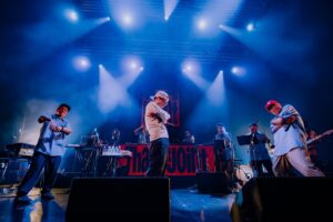 STUTS Instagram - 昨日はスチャダラパー & STUTS「シンジュク That's the Joint」@Zepp Shinjuku、ありがとうございました！！

スチャダラパーさんの曲をMPCで演奏したり、僕の曲にもマッシュアップ的にスチャダラパーの皆さんに入ってもらったりといった、ジョイントライブをやらせてもらいました。
前回の12月の時よりもさらに一緒にやる曲を増やせて、よりジョイント率高めでお送りすることができました🥁

ゲストにAFRAさんとKMCさん、BIM君、RYO-Zさん、PUNPEEさんをお迎えして、それぞれの皆さんと色々な曲をやれました。
Rock the BellsやPresence、夜を使いはたしてもマッシュアップverでお送りしました。
AFRAさんとのセッションもRYO-Zさんと今夜はブギーバック歌えたのも最高な時間でした。
そして、PUNPEEさんとスチャダラパーさんと初めてPointless 5をライブで披露することができて感慨深かったです。

青春時代に大きな影響を受けた方々とご一緒できるだけでなく、音楽で新しい試みをやることができて本当に幸せな時間でした。
アニさんもお話してましたが、またいつかThat's the Jointやれたら嬉しいです。

お越し下さった方々、スチャダラパーの皆様、サポートメンバーの皆様、ゲストの方々、スタッフの皆様、ありがとうございました！！