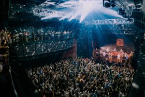 STUTS Instagram - 昨日はスチャダラパー & STUTS「シンジュク That's the Joint」@Zepp Shinjuku、ありがとうございました！！

スチャダラパーさんの曲をMPCで演奏したり、僕の曲にもマッシュアップ的にスチャダラパーの皆さんに入ってもらったりといった、ジョイントライブをやらせてもらいました。
前回の12月の時よりもさらに一緒にやる曲を増やせて、よりジョイント率高めでお送りすることができました🥁

ゲストにAFRAさんとKMCさん、BIM君、RYO-Zさん、PUNPEEさんをお迎えして、それぞれの皆さんと色々な曲をやれました。
Rock the BellsやPresence、夜を使いはたしてもマッシュアップverでお送りしました。
AFRAさんとのセッションもRYO-Zさんと今夜はブギーバック歌えたのも最高な時間でした。
そして、PUNPEEさんとスチャダラパーさんと初めてPointless 5をライブで披露することができて感慨深かったです。

青春時代に大きな影響を受けた方々とご一緒できるだけでなく、音楽で新しい試みをやることができて本当に幸せな時間でした。
アニさんもお話してましたが、またいつかThat's the Jointやれたら嬉しいです。

お越し下さった方々、スチャダラパーの皆様、サポートメンバーの皆様、ゲストの方々、スタッフの皆様、ありがとうございました！！