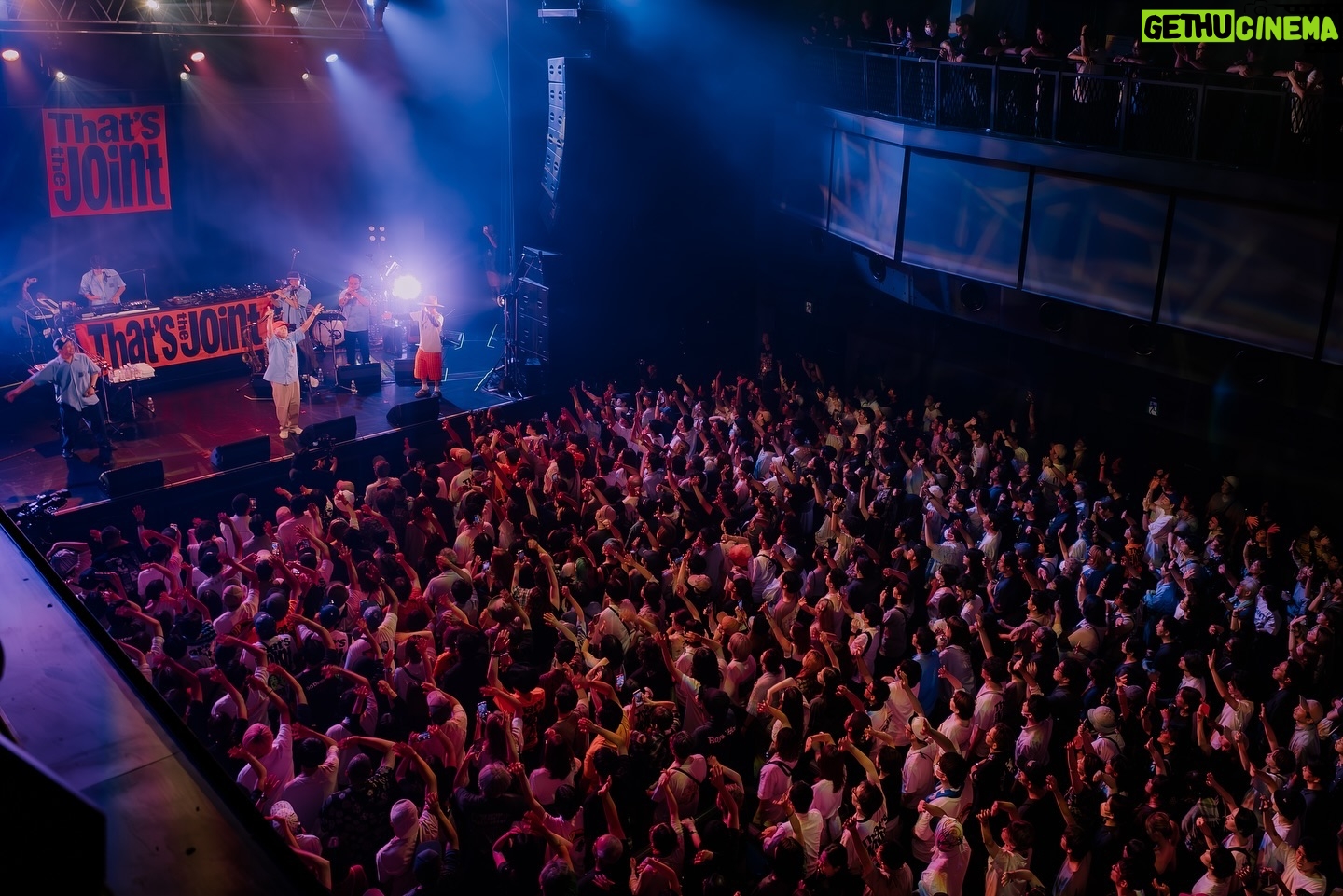 STUTS - 3.3K Likes - 昨日はスチャダラパー & STUTS「シンジュク That's the Joint」@Zepp Shinjuku、ありがとうございました!!
スチャダラパーさんの曲をMPCで演奏したり、僕の曲にもマッシュアップ的にスチャダラパーの皆さんに入ってもらったりといった、ジョイントライブをやらせてもらいました。
前回の12月の時よりもさらに一緒にやる曲を増やせて、よりジョイント率高めでお送りすることができました🥁
ゲストにAFRAさんとKMCさん、BIM君、RYO-Zさん、PUNPEEさんをお迎えして、それぞれの皆さんと色々な曲をやれました。
Rock the BellsやPresence、夜を使いはたしてもマッシュアップverでお送りしました。
AFRAさんとのセッションもRYO-Zさんと今夜はブギーバック歌えたのも最高な時間でした。
そして、PUNPEEさんとスチャダラパーさんと初めてPointless 5をライブで披露することができて感慨深かったです。
青春時代に大きな影響を受けた方々とご一緒できるだけでなく、音楽で新しい試みをやることができて本当に幸せな時間でした。
アニさんもお話してましたが、またいつかThat's the Jointやれたら嬉しいです。
お越し下さった方々、スチャダラパーの皆様、サポートメンバーの皆様、ゲストの方々、スタッフの皆様、ありがとうございました!!