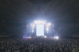 STUTS Instagram - STUTS "90 Degrees" LIVE at 日本武道館、改めてありがとうございました。

当日は嵐のように時間が過ぎ去っていったので、今ようやくじわじわとライブの余韻を感じてきています。

今まで曲を作らせてもらった素晴らしいゲストの皆さまと最高なバンドメンバーの皆さまで武道館に立てて、本当に感慨深かったです。

現在と過去、そしてこれからの自分を見せられたらと思い、今までバンドセットでやったことない曲をバンドでやったり、昔やってたようなMPCのパフォーマンスをやったり、未発表の新曲もBIM君、Awichさんと2曲披露させてもらったりしました。
また、Mirage Collectiveで初めてライブを人前でさせてもらいました。

そして本編ラストのMC中では松たか子さんからもまさかのサプライズでビデオメッセージをいただけました。。

色々な出会いや機会に恵まれて、昔からの最高な友達から最近出会った素敵な方々まで、全員であの舞台に立てたことが本当に感無量でした。

PUNPEEさんもフリースタイルで言ってましたが、最後のセッションでは昔渋谷Familyとかのクラブで、自分がMPC叩き始めた時みたいに皆で明け方にセッションやっているみたいな感覚になってました。

これからも自分が納得できる曲を作って、いい感じでライブできるように精進します。

岩見さん、仰木さん、TAIHEIくん、ゆうせいくん、吉良くん、武嶋さん、佐瀬くん、
tofuさん、Daichiくん、鎮さん、C.O.S.A.さん、Yo-seaくん、まみこちゃん、SIKK-Oさん、ビーサンさん(北里彰久さん)、Kaneeeくん、T-Pablowさん、KO-neyさん、KMCさん、G Yamazawaくん、仙人掌さん、Campanellaさん、BIMくん、RYO-Zさん、JJJ、OMSBさん、Awichさん、Ryugoくん、SANTAくん、NENEさん、PUNPEEさん、
松さん、
YONCEくん、butajiさん、ハマくん、荒田くん、太田垣さん、杏さん、JPくん

スタッフの皆さま、(前の日の深夜から公演後まで本当にお疲れさまでした‥！)

そしてお越し下さった全ての皆さま、

改めて本当にありがとうございました！！！

photo by Tatsuya Hirota

Band Member
岩見継吾[Ba]
仰木亮彦[Gt]
TAIHEI[Key]
高橋佑成[Key]
吉良創太[Dr]
武嶋聡[Sax, Flute]
佐瀬悠輔[Tp. & Per.]

Guest
PUNPEE
JJJ
T-Pablow
鎮座DOPENESS
KMC
Daichi Yamamoto
NENE
Ryugo Ishida
仙人掌
北里彰久
BIM
tofubeats
C.O.S.A.
Yo-sea
Campanella
SANTAWORLDVIEW
KO-ney
鈴木真海子
SIKK-O
Kaneee
G Yamazawa
RYO-Z
OMSB
Awich

Mirage Collective
YONCE
butaji
ハマ･オカモト
荒田洸
大田垣"OTG"正信 
須原杏 
林田順平