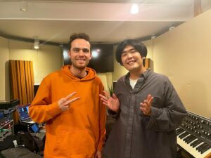 STUTS Instagram - It was really nice to meet Jordan Rakei🙏
Jordan came to my studio and made some beats together!
So precious time and really fun..

来日中だったJordan Rakeiさんが家に来てくれて一緒にセッションしました🎹🥁
色々お話できてビートも作れて最高な時間でした。