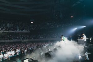 STUTS Instagram - STUTS "90 Degrees" LIVE at 日本武道館、改めてありがとうございました。

当日は嵐のように時間が過ぎ去っていったので、今ようやくじわじわとライブの余韻を感じてきています。

今まで曲を作らせてもらった素晴らしいゲストの皆さまと最高なバンドメンバーの皆さまで武道館に立てて、本当に感慨深かったです。

現在と過去、そしてこれからの自分を見せられたらと思い、今までバンドセットでやったことない曲をバンドでやったり、昔やってたようなMPCのパフォーマンスをやったり、未発表の新曲もBIM君、Awichさんと2曲披露させてもらったりしました。
また、Mirage Collectiveで初めてライブを人前でさせてもらいました。

そして本編ラストのMC中では松たか子さんからもまさかのサプライズでビデオメッセージをいただけました。。

色々な出会いや機会に恵まれて、昔からの最高な友達から最近出会った素敵な方々まで、全員であの舞台に立てたことが本当に感無量でした。

PUNPEEさんもフリースタイルで言ってましたが、最後のセッションでは昔渋谷Familyとかのクラブで、自分がMPC叩き始めた時みたいに皆で明け方にセッションやっているみたいな感覚になってました。

これからも自分が納得できる曲を作って、いい感じでライブできるように精進します。

岩見さん、仰木さん、TAIHEIくん、ゆうせいくん、吉良くん、武嶋さん、佐瀬くん、
tofuさん、Daichiくん、鎮さん、C.O.S.A.さん、Yo-seaくん、まみこちゃん、SIKK-Oさん、ビーサンさん(北里彰久さん)、Kaneeeくん、T-Pablowさん、KO-neyさん、KMCさん、G Yamazawaくん、仙人掌さん、Campanellaさん、BIMくん、RYO-Zさん、JJJ、OMSBさん、Awichさん、Ryugoくん、SANTAくん、NENEさん、PUNPEEさん、
松さん、
YONCEくん、butajiさん、ハマくん、荒田くん、太田垣さん、杏さん、JPくん

スタッフの皆さま、(前の日の深夜から公演後まで本当にお疲れさまでした‥！)

そしてお越し下さった全ての皆さま、

改めて本当にありがとうございました！！！

photo by Tatsuya Hirota

Band Member
岩見継吾[Ba]
仰木亮彦[Gt]
TAIHEI[Key]
高橋佑成[Key]
吉良創太[Dr]
武嶋聡[Sax, Flute]
佐瀬悠輔[Tp. & Per.]

Guest
PUNPEE
JJJ
T-Pablow
鎮座DOPENESS
KMC
Daichi Yamamoto
NENE
Ryugo Ishida
仙人掌
北里彰久
BIM
tofubeats
C.O.S.A.
Yo-sea
Campanella
SANTAWORLDVIEW
KO-ney
鈴木真海子
SIKK-O
Kaneee
G Yamazawa
RYO-Z
OMSB
Awich

Mirage Collective
YONCE
butaji
ハマ･オカモト
荒田洸
大田垣"OTG"正信 
須原杏 
林田順平