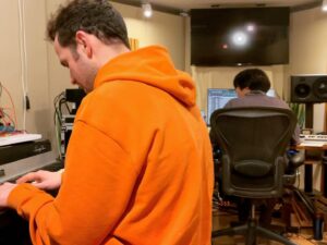 STUTS Instagram - It was really nice to meet Jordan Rakei🙏
Jordan came to my studio and made some beats together!
So precious time and really fun..

来日中だったJordan Rakeiさんが家に来てくれて一緒にセッションしました🎹🥁
色々お話できてビートも作れて最高な時間でした。