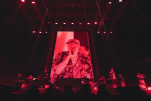 STUTS Instagram - STUTS "90 Degrees" LIVE at 日本武道館、改めてありがとうございました。

当日は嵐のように時間が過ぎ去っていったので、今ようやくじわじわとライブの余韻を感じてきています。

今まで曲を作らせてもらった素晴らしいゲストの皆さまと最高なバンドメンバーの皆さまで武道館に立てて、本当に感慨深かったです。

現在と過去、そしてこれからの自分を見せられたらと思い、今までバンドセットでやったことない曲をバンドでやったり、昔やってたようなMPCのパフォーマンスをやったり、未発表の新曲もBIM君、Awichさんと2曲披露させてもらったりしました。
また、Mirage Collectiveで初めてライブを人前でさせてもらいました。

そして本編ラストのMC中では松たか子さんからもまさかのサプライズでビデオメッセージをいただけました。。

色々な出会いや機会に恵まれて、昔からの最高な友達から最近出会った素敵な方々まで、全員であの舞台に立てたことが本当に感無量でした。

PUNPEEさんもフリースタイルで言ってましたが、最後のセッションでは昔渋谷Familyとかのクラブで、自分がMPC叩き始めた時みたいに皆で明け方にセッションやっているみたいな感覚になってました。

これからも自分が納得できる曲を作って、いい感じでライブできるように精進します。

岩見さん、仰木さん、TAIHEIくん、ゆうせいくん、吉良くん、武嶋さん、佐瀬くん、
tofuさん、Daichiくん、鎮さん、C.O.S.A.さん、Yo-seaくん、まみこちゃん、SIKK-Oさん、ビーサンさん(北里彰久さん)、Kaneeeくん、T-Pablowさん、KO-neyさん、KMCさん、G Yamazawaくん、仙人掌さん、Campanellaさん、BIMくん、RYO-Zさん、JJJ、OMSBさん、Awichさん、Ryugoくん、SANTAくん、NENEさん、PUNPEEさん、
松さん、
YONCEくん、butajiさん、ハマくん、荒田くん、太田垣さん、杏さん、JPくん

スタッフの皆さま、(前の日の深夜から公演後まで本当にお疲れさまでした‥！)

そしてお越し下さった全ての皆さま、

改めて本当にありがとうございました！！！

photo by Tatsuya Hirota

Band Member
岩見継吾[Ba]
仰木亮彦[Gt]
TAIHEI[Key]
高橋佑成[Key]
吉良創太[Dr]
武嶋聡[Sax, Flute]
佐瀬悠輔[Tp. & Per.]

Guest
PUNPEE
JJJ
T-Pablow
鎮座DOPENESS
KMC
Daichi Yamamoto
NENE
Ryugo Ishida
仙人掌
北里彰久
BIM
tofubeats
C.O.S.A.
Yo-sea
Campanella
SANTAWORLDVIEW
KO-ney
鈴木真海子
SIKK-O
Kaneee
G Yamazawa
RYO-Z
OMSB
Awich

Mirage Collective
YONCE
butaji
ハマ･オカモト
荒田洸
大田垣"OTG"正信 
須原杏 
林田順平