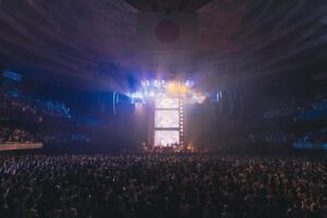 STUTS Instagram - STUTS "90 Degrees" LIVE at 日本武道館、改めてありがとうございました。

当日は嵐のように時間が過ぎ去っていったので、今ようやくじわじわとライブの余韻を感じてきています。

今まで曲を作らせてもらった素晴らしいゲストの皆さまと最高なバンドメンバーの皆さまで武道館に立てて、本当に感慨深かったです。

現在と過去、そしてこれからの自分を見せられたらと思い、今までバンドセットでやったことない曲をバンドでやったり、昔やってたようなMPCのパフォーマンスをやったり、未発表の新曲もBIM君、Awichさんと2曲披露させてもらったりしました。
また、Mirage Collectiveで初めてライブを人前でさせてもらいました。

そして本編ラストのMC中では松たか子さんからもまさかのサプライズでビデオメッセージをいただけました。。

色々な出会いや機会に恵まれて、昔からの最高な友達から最近出会った素敵な方々まで、全員であの舞台に立てたことが本当に感無量でした。

PUNPEEさんもフリースタイルで言ってましたが、最後のセッションでは昔渋谷Familyとかのクラブで、自分がMPC叩き始めた時みたいに皆で明け方にセッションやっているみたいな感覚になってました。

これからも自分が納得できる曲を作って、いい感じでライブできるように精進します。

岩見さん、仰木さん、TAIHEIくん、ゆうせいくん、吉良くん、武嶋さん、佐瀬くん、
tofuさん、Daichiくん、鎮さん、C.O.S.A.さん、Yo-seaくん、まみこちゃん、SIKK-Oさん、ビーサンさん(北里彰久さん)、Kaneeeくん、T-Pablowさん、KO-neyさん、KMCさん、G Yamazawaくん、仙人掌さん、Campanellaさん、BIMくん、RYO-Zさん、JJJ、OMSBさん、Awichさん、Ryugoくん、SANTAくん、NENEさん、PUNPEEさん、
松さん、
YONCEくん、butajiさん、ハマくん、荒田くん、太田垣さん、杏さん、JPくん

スタッフの皆さま、(前の日の深夜から公演後まで本当にお疲れさまでした‥！)

そしてお越し下さった全ての皆さま、

改めて本当にありがとうございました！！！

photo by Tatsuya Hirota

Band Member
岩見継吾[Ba]
仰木亮彦[Gt]
TAIHEI[Key]
高橋佑成[Key]
吉良創太[Dr]
武嶋聡[Sax, Flute]
佐瀬悠輔[Tp. & Per.]

Guest
PUNPEE
JJJ
T-Pablow
鎮座DOPENESS
KMC
Daichi Yamamoto
NENE
Ryugo Ishida
仙人掌
北里彰久
BIM
tofubeats
C.O.S.A.
Yo-sea
Campanella
SANTAWORLDVIEW
KO-ney
鈴木真海子
SIKK-O
Kaneee
G Yamazawa
RYO-Z
OMSB
Awich

Mirage Collective
YONCE
butaji
ハマ･オカモト
荒田洸
大田垣"OTG"正信 
須原杏 
林田順平