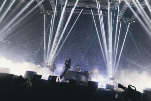 STUTS Instagram - STUTS "90 Degrees" LIVE at 日本武道館、改めてありがとうございました。

当日は嵐のように時間が過ぎ去っていったので、今ようやくじわじわとライブの余韻を感じてきています。

今まで曲を作らせてもらった素晴らしいゲストの皆さまと最高なバンドメンバーの皆さまで武道館に立てて、本当に感慨深かったです。

現在と過去、そしてこれからの自分を見せられたらと思い、今までバンドセットでやったことない曲をバンドでやったり、昔やってたようなMPCのパフォーマンスをやったり、未発表の新曲もBIM君、Awichさんと2曲披露させてもらったりしました。
また、Mirage Collectiveで初めてライブを人前でさせてもらいました。

そして本編ラストのMC中では松たか子さんからもまさかのサプライズでビデオメッセージをいただけました。。

色々な出会いや機会に恵まれて、昔からの最高な友達から最近出会った素敵な方々まで、全員であの舞台に立てたことが本当に感無量でした。

PUNPEEさんもフリースタイルで言ってましたが、最後のセッションでは昔渋谷Familyとかのクラブで、自分がMPC叩き始めた時みたいに皆で明け方にセッションやっているみたいな感覚になってました。

これからも自分が納得できる曲を作って、いい感じでライブできるように精進します。

岩見さん、仰木さん、TAIHEIくん、ゆうせいくん、吉良くん、武嶋さん、佐瀬くん、
tofuさん、Daichiくん、鎮さん、C.O.S.A.さん、Yo-seaくん、まみこちゃん、SIKK-Oさん、ビーサンさん(北里彰久さん)、Kaneeeくん、T-Pablowさん、KO-neyさん、KMCさん、G Yamazawaくん、仙人掌さん、Campanellaさん、BIMくん、RYO-Zさん、JJJ、OMSBさん、Awichさん、Ryugoくん、SANTAくん、NENEさん、PUNPEEさん、
松さん、
YONCEくん、butajiさん、ハマくん、荒田くん、太田垣さん、杏さん、JPくん

スタッフの皆さま、(前の日の深夜から公演後まで本当にお疲れさまでした‥！)

そしてお越し下さった全ての皆さま、

改めて本当にありがとうございました！！！

photo by Tatsuya Hirota

Band Member
岩見継吾[Ba]
仰木亮彦[Gt]
TAIHEI[Key]
高橋佑成[Key]
吉良創太[Dr]
武嶋聡[Sax, Flute]
佐瀬悠輔[Tp. & Per.]

Guest
PUNPEE
JJJ
T-Pablow
鎮座DOPENESS
KMC
Daichi Yamamoto
NENE
Ryugo Ishida
仙人掌
北里彰久
BIM
tofubeats
C.O.S.A.
Yo-sea
Campanella
SANTAWORLDVIEW
KO-ney
鈴木真海子
SIKK-O
Kaneee
G Yamazawa
RYO-Z
OMSB
Awich

Mirage Collective
YONCE
butaji
ハマ･オカモト
荒田洸
大田垣"OTG"正信 
須原杏 
林田順平