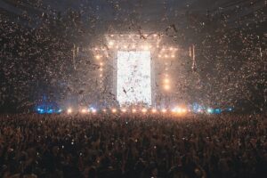 STUTS Instagram - STUTS "90 Degrees" LIVE at 日本武道館、改めてありがとうございました。

当日は嵐のように時間が過ぎ去っていったので、今ようやくじわじわとライブの余韻を感じてきています。

今まで曲を作らせてもらった素晴らしいゲストの皆さまと最高なバンドメンバーの皆さまで武道館に立てて、本当に感慨深かったです。

現在と過去、そしてこれからの自分を見せられたらと思い、今までバンドセットでやったことない曲をバンドでやったり、昔やってたようなMPCのパフォーマンスをやったり、未発表の新曲もBIM君、Awichさんと2曲披露させてもらったりしました。
また、Mirage Collectiveで初めてライブを人前でさせてもらいました。

そして本編ラストのMC中では松たか子さんからもまさかのサプライズでビデオメッセージをいただけました。。

色々な出会いや機会に恵まれて、昔からの最高な友達から最近出会った素敵な方々まで、全員であの舞台に立てたことが本当に感無量でした。

PUNPEEさんもフリースタイルで言ってましたが、最後のセッションでは昔渋谷Familyとかのクラブで、自分がMPC叩き始めた時みたいに皆で明け方にセッションやっているみたいな感覚になってました。

これからも自分が納得できる曲を作って、いい感じでライブできるように精進します。

岩見さん、仰木さん、TAIHEIくん、ゆうせいくん、吉良くん、武嶋さん、佐瀬くん、
tofuさん、Daichiくん、鎮さん、C.O.S.A.さん、Yo-seaくん、まみこちゃん、SIKK-Oさん、ビーサンさん(北里彰久さん)、Kaneeeくん、T-Pablowさん、KO-neyさん、KMCさん、G Yamazawaくん、仙人掌さん、Campanellaさん、BIMくん、RYO-Zさん、JJJ、OMSBさん、Awichさん、Ryugoくん、SANTAくん、NENEさん、PUNPEEさん、
松さん、
YONCEくん、butajiさん、ハマくん、荒田くん、太田垣さん、杏さん、JPくん

スタッフの皆さま、(前の日の深夜から公演後まで本当にお疲れさまでした‥！)

そしてお越し下さった全ての皆さま、

改めて本当にありがとうございました！！！

photo by Tatsuya Hirota

Band Member
岩見継吾[Ba]
仰木亮彦[Gt]
TAIHEI[Key]
高橋佑成[Key]
吉良創太[Dr]
武嶋聡[Sax, Flute]
佐瀬悠輔[Tp. & Per.]

Guest
PUNPEE
JJJ
T-Pablow
鎮座DOPENESS
KMC
Daichi Yamamoto
NENE
Ryugo Ishida
仙人掌
北里彰久
BIM
tofubeats
C.O.S.A.
Yo-sea
Campanella
SANTAWORLDVIEW
KO-ney
鈴木真海子
SIKK-O
Kaneee
G Yamazawa
RYO-Z
OMSB
Awich

Mirage Collective
YONCE
butaji
ハマ･オカモト
荒田洸
大田垣"OTG"正信 
須原杏 
林田順平