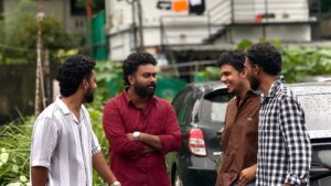 Saaf Instagram - 5 ആൺകുട്ടികൾ👬 പണികൾ തീർത്ത് മഴയുള്ള ഒരു വൈകുന്നേരം അവരുടേതായ തമാശകളിൽ ഏർപ്പെട്ടിരിക്കുമ്പോൾ എടുത്ത ചിത്രം!
🎙️