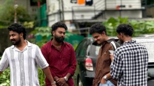 Saaf Instagram - 5 ആൺകുട്ടികൾ👬 പണികൾ തീർത്ത് മഴയുള്ള ഒരു വൈകുന്നേരം അവരുടേതായ തമാശകളിൽ ഏർപ്പെട്ടിരിക്കുമ്പോൾ എടുത്ത ചിത്രം!
🎙️
