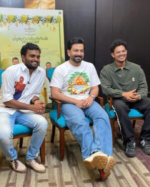 Saaf Instagram - ഞങ്ങൾ ഫ്രണ്ട്ക്കളാ😎 
ആനന്ദേട്ടൻ💪🏻
#ഗുരുവായൂരമ്പലനടയിൽ